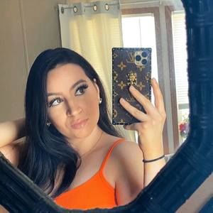 Meet your Posher, Deyanira